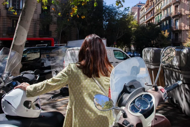 Tornado Barcelone - Une femme de dos téléphone appuyé à son scooter dans les rues de Barcelone 