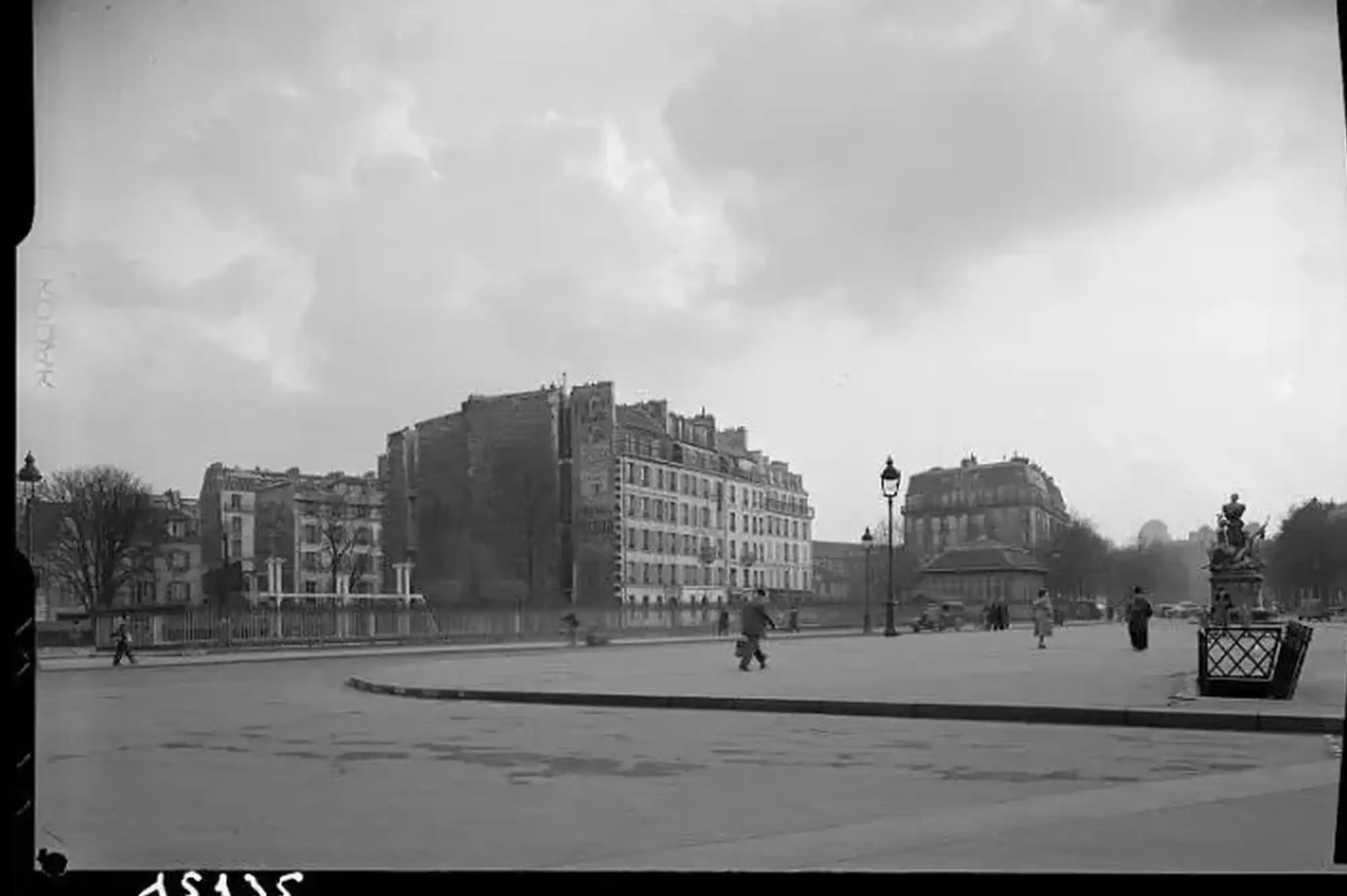 Photo original de l'angle des boulevards Saint-Michel et Port-Royal à Paris