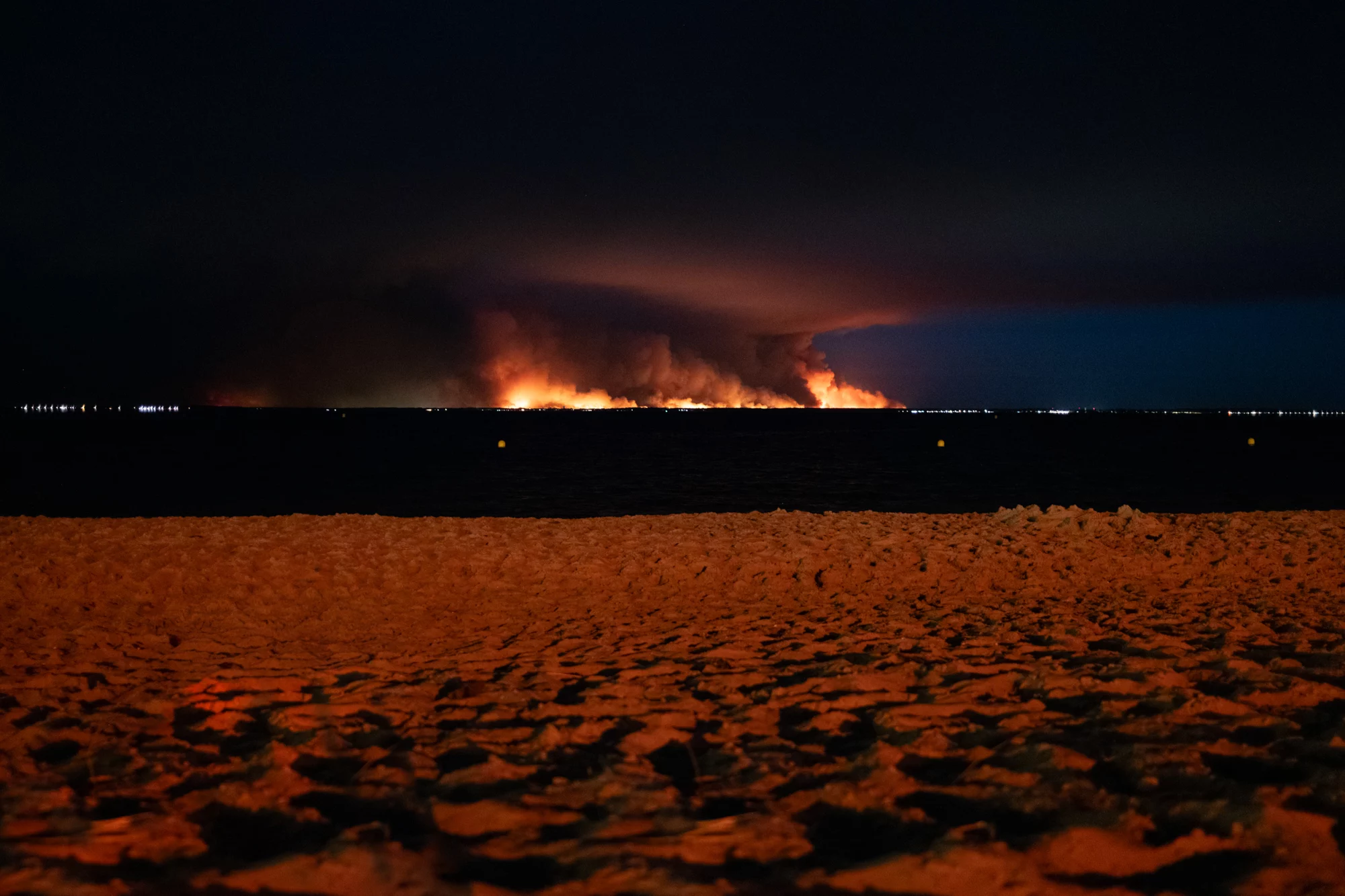 Feux de forêt autour du bassin d&rsquo;Arcachon Jeudi 23 juillet 2026 - Vue des feux de forêts depuis les plages d'Arcachon