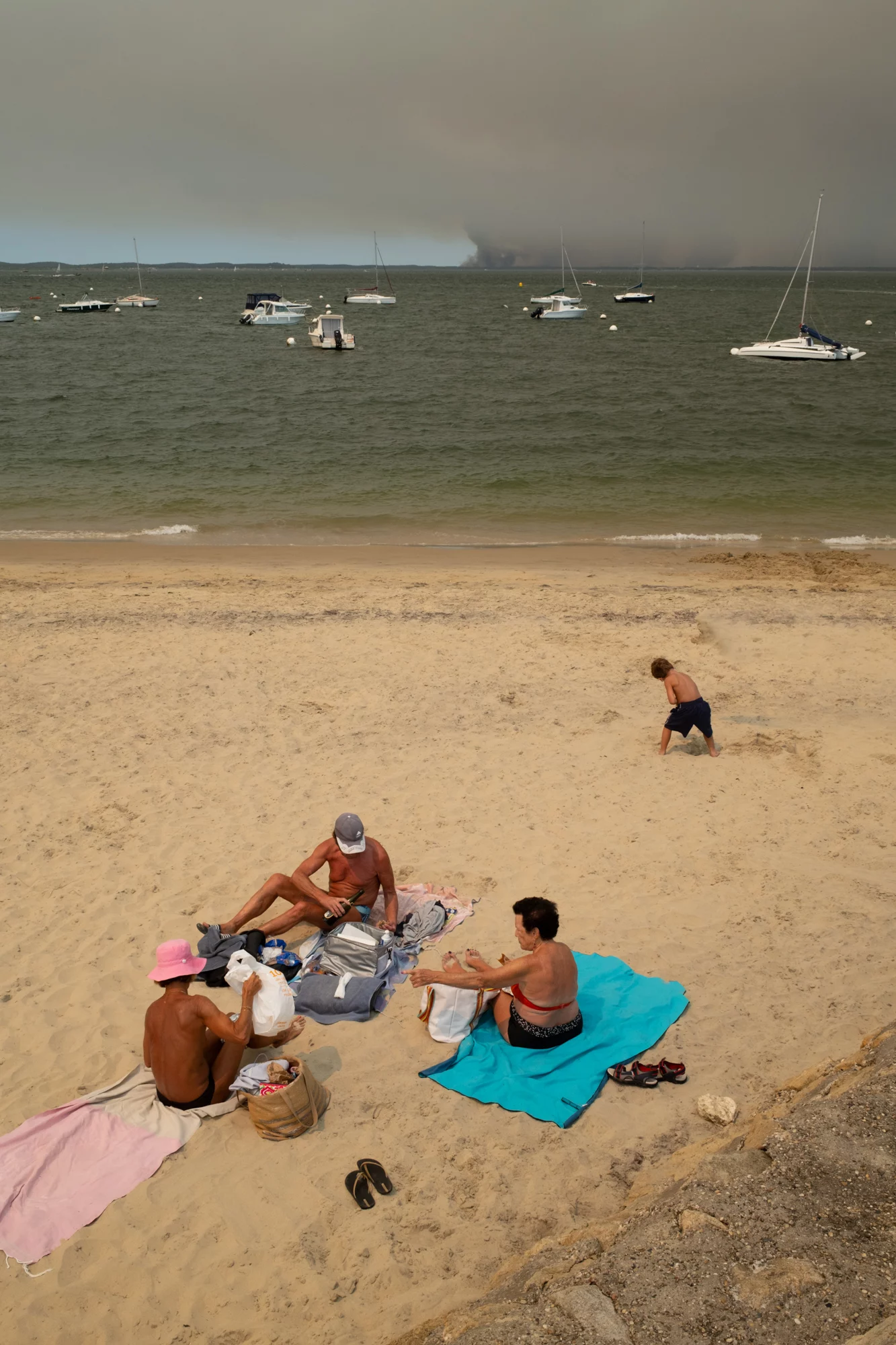 Feux de forêt autour du bassin d&rsquo;Arcachon Jeudi 23 juillet 2026 - Vue des feux de forêts depuis les plages d'Arcachon