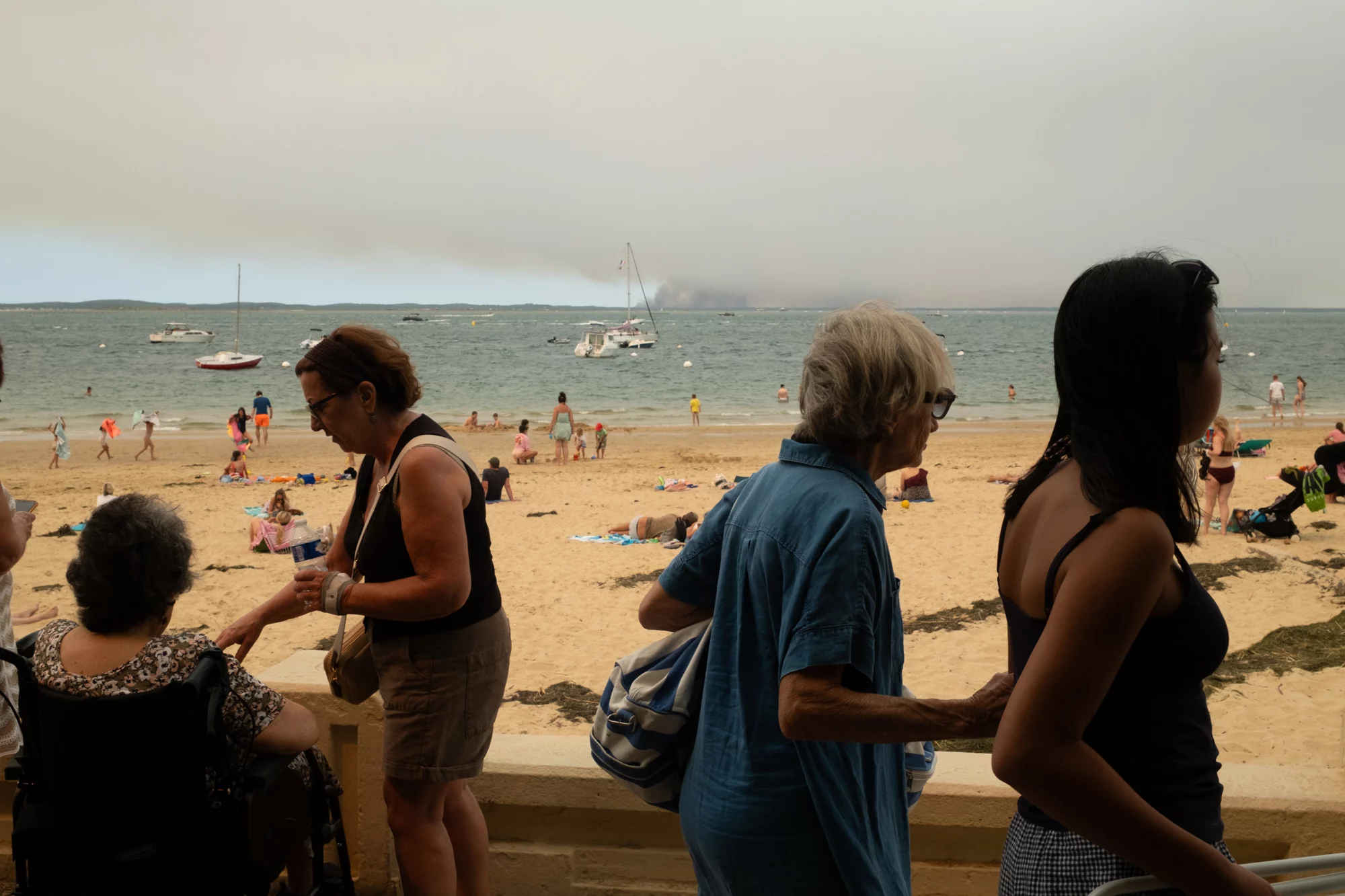 Feux de forêt autour du bassin d&rsquo;Arcachon Jeudi 23 juillet 2026 - Vue des feux de forêts depuis les plages d'Arcachon