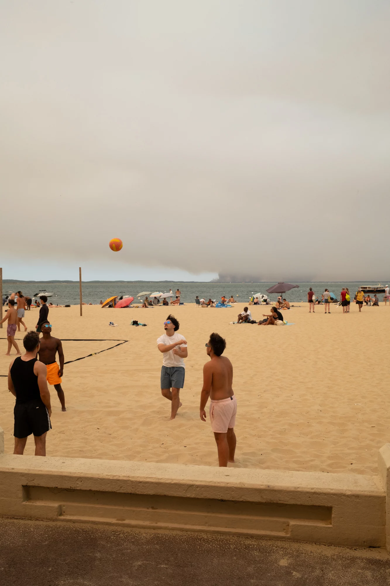 Feux de forêt autour du bassin d&rsquo;Arcachon Jeudi 23 juillet 2026 - Vue des feux de forêts depuis les plages d'Arcachon