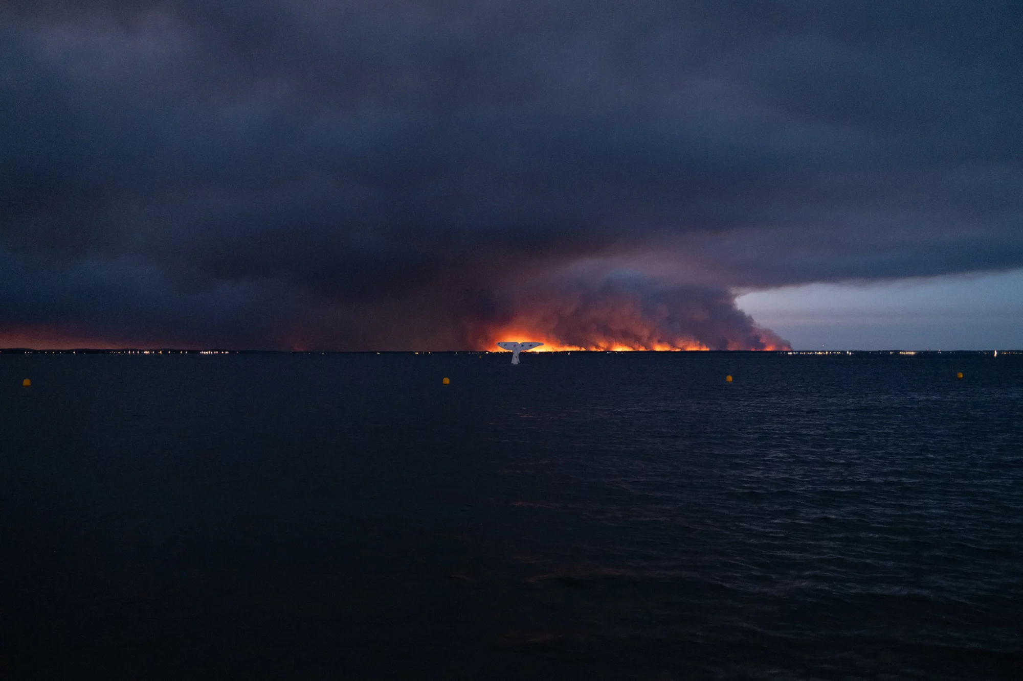 Feux de forêt autour du bassin d&rsquo;Arcachon Jeudi 23 juillet 2026 - Vue des feux de forêts depuis les plages d'Arcachon