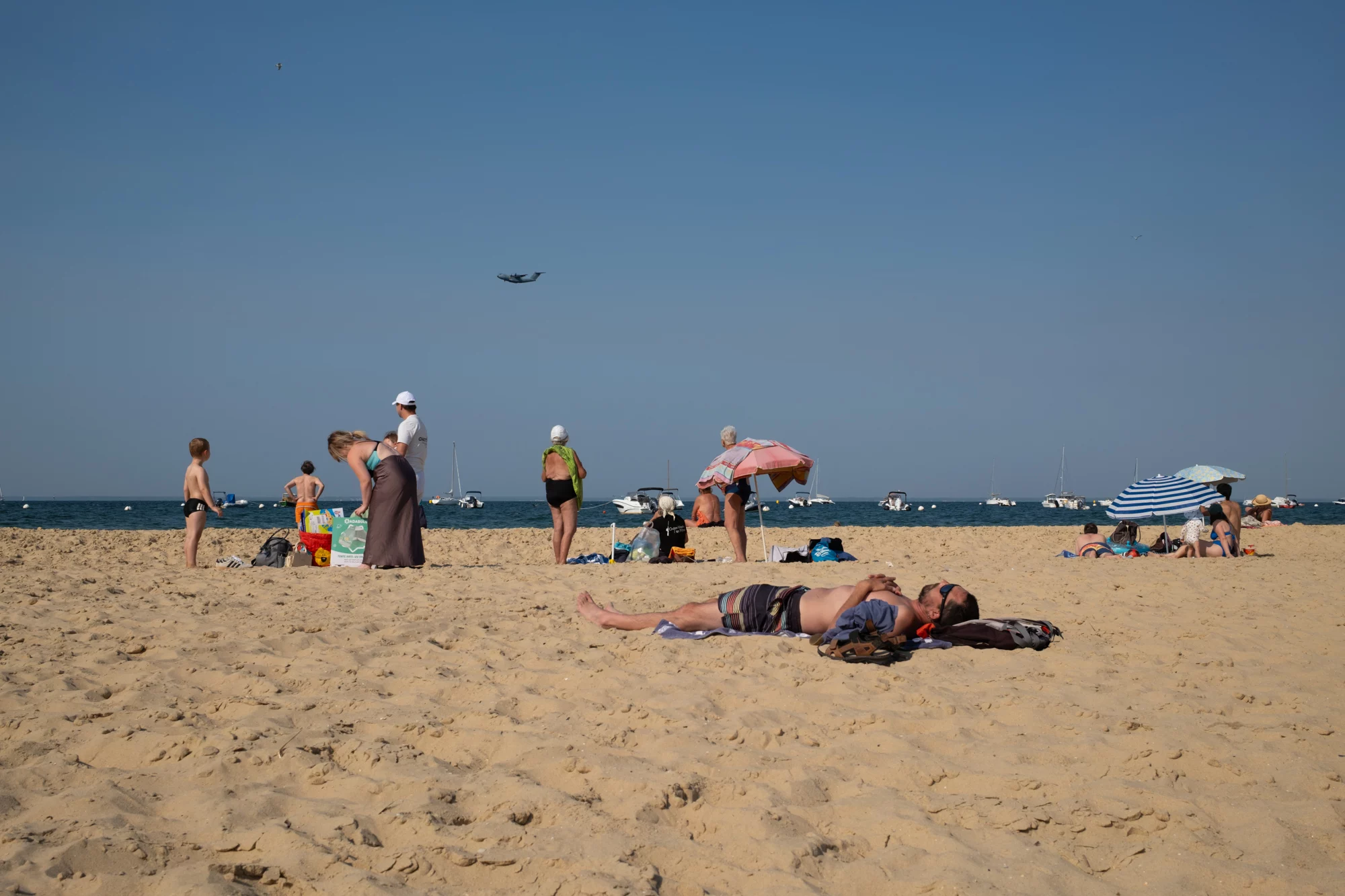 Feux de forêt autour du bassin d&rsquo;Arcachon Vendredi 27 juillet 2026 - Depuis les plages d'Arcachon un Airbus A400M au loin, en rotation pour des largages de retardant